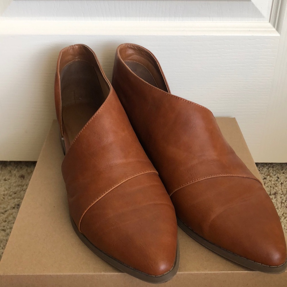 NEVER BEEN WORN-Universal Threads Co. Brown loafers style flats